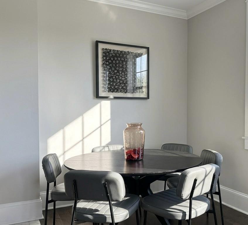 Dining room with round table and gray chairs